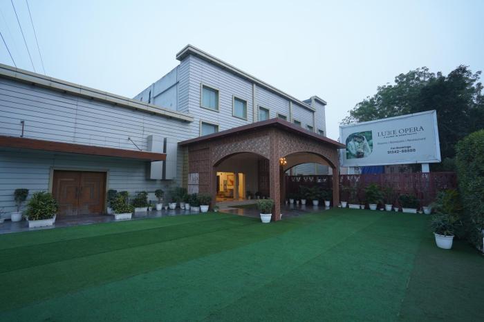 Hotel Luxe Opera NH8 - 7km from IGI Airport Delhi