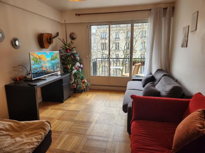 Beautiful Alesia Metro Apartment