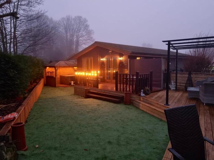 Luxury log cabin with hot tub- York