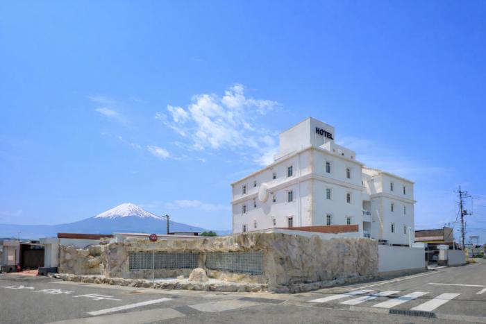 BE FREE HOTELS甲府は2025年8月にカップル専用のホテルをフルリノベーションした まったく新しいスタイルのホテルです様々なご利用者様の自由な過ごし方を提供するホテルとしてBE FREE HOTELs
