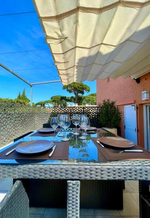 Studio climatisé, terrasse, parking privé, 50m de la plage