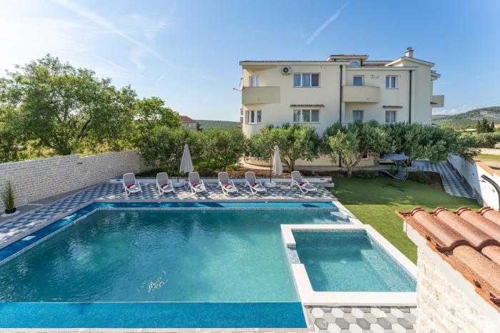 Studio apartman Cornelia s bazenom i jakuzijem