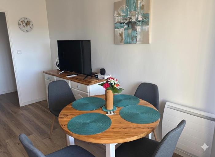 AIG_183 Studio rénové avec terrasse et vue exceptionnelle sur la marina, l’étang et le village de Gruissan