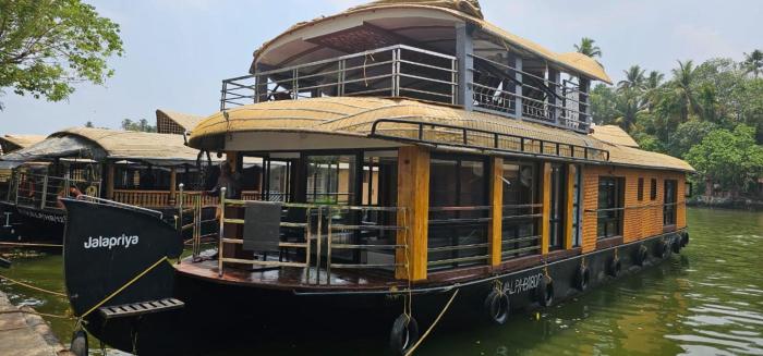 Jalapriya premium houseboat