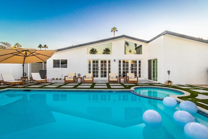 Desert Paradise Retreat Pool Spa & Game Room