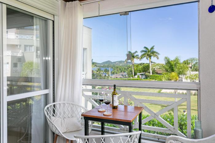 Piscina e vista linda: na beira da Lagoa e muito perto das praias