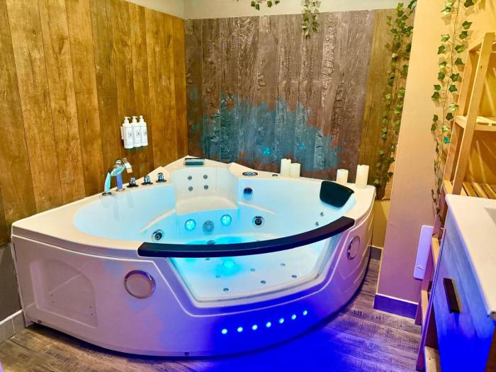 Le Jacuzzi Room