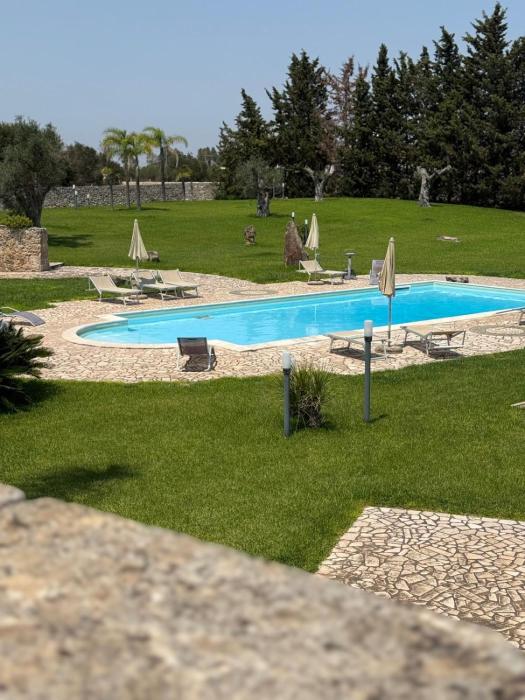 Masseria alba salentina con piscina