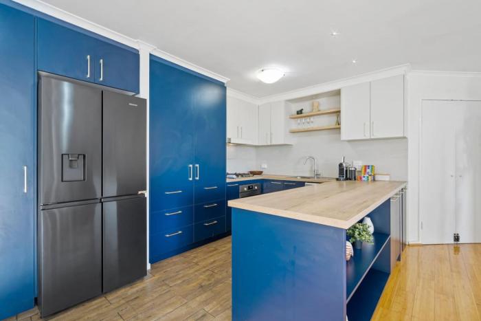 Modern 2BR Retreat with Gym, Pool and Balcony