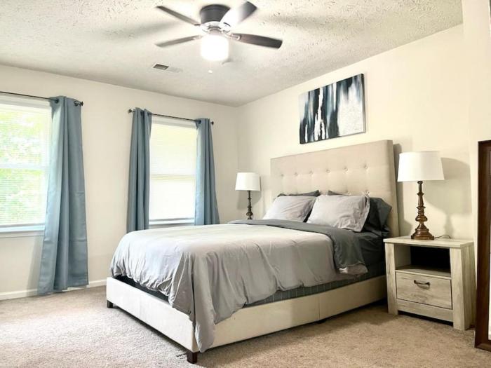 Getaway Home, Huge Yard and Smart TVs inRooms