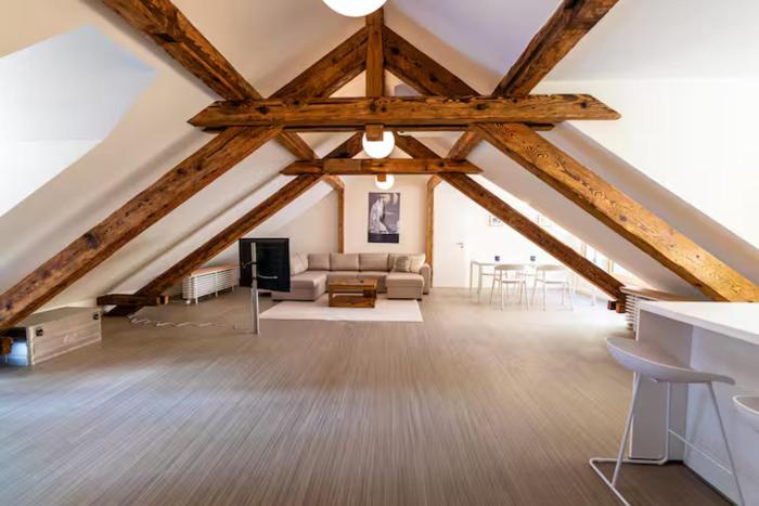White Apartment - Large Spacious Penthouse Loft - Wifi, Free Parking, AC