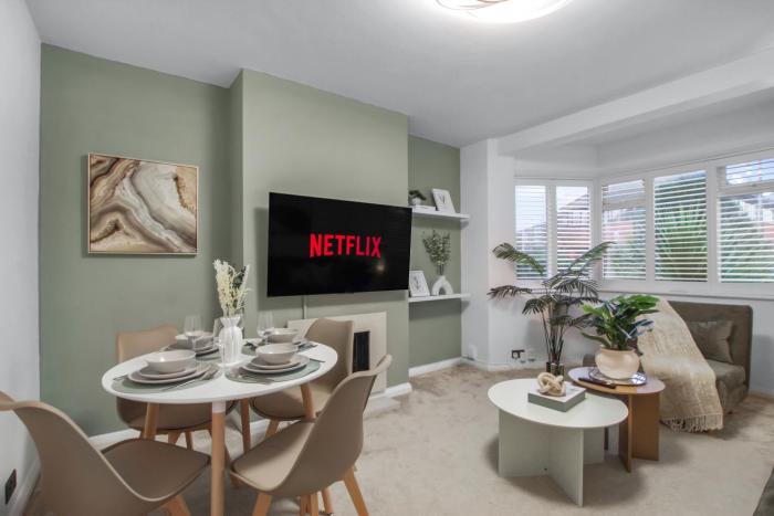 Cosy 2 bed house with driveway parking and garden