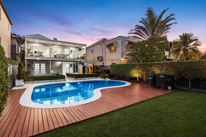 4BDR Queenslander with Pool Near Manly Esplanade