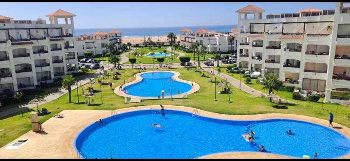Beachfront Apartment in Assilah, Private Solarium, 4 Pools, Secure Residence, WiFi, Parking
