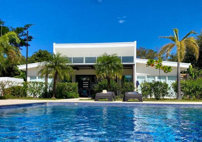 3BR Villa with Pool - 10 Min Walk to Beach & Surf