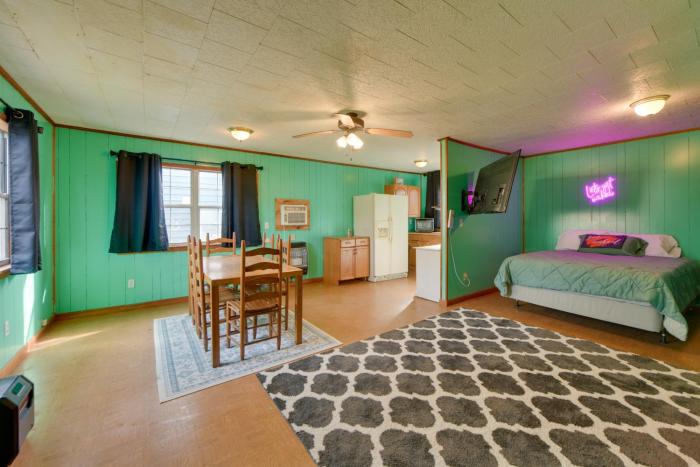 Couple’s Retreat w Dock Access on Lake Eufaula!