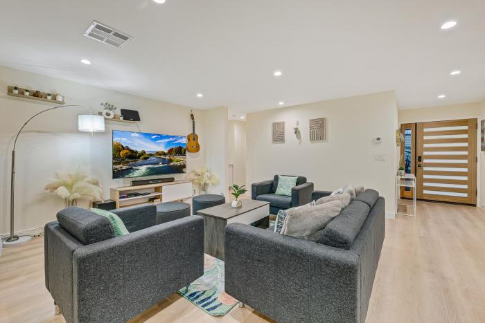 20 min to Disneyland - Spacious Family Home Nearthe Fun