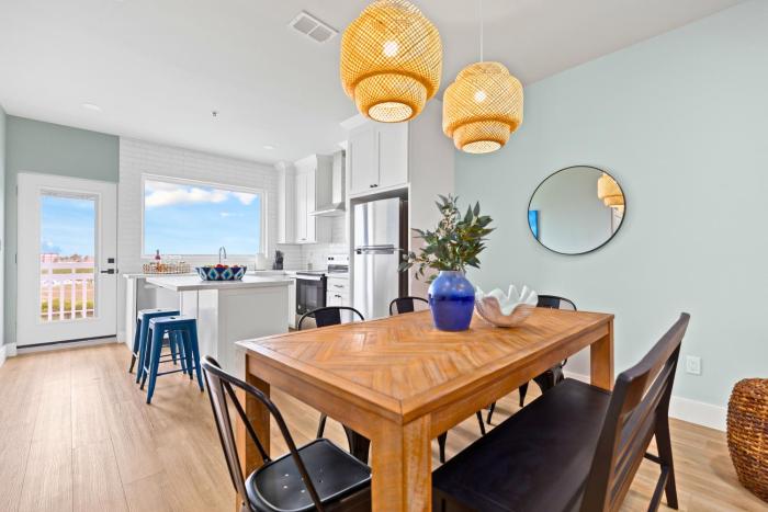 Coastal Chic Designer Waterfront Retreat 301