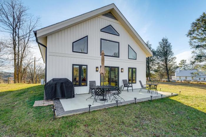 Peaceful Farmhouse Retreat 6 Mi to Virginia Tech!