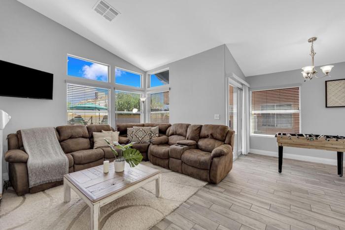 Lucky vacation with putting green King Queens beds