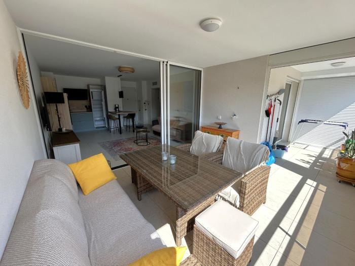 Appartement Moderne avec Terrasse - Clim & Parking - FR-1-837-85