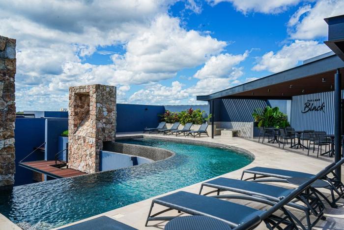 Chic 1BR Private Balcony Sauna Gym & Wifi