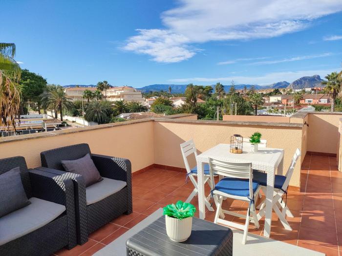 El ático de Alicia con terraza panorámica a pie de playa