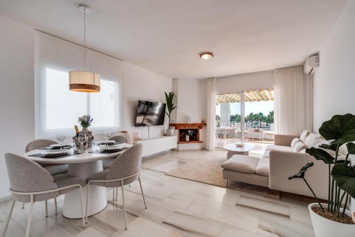 Ultimate Rentals - Coastal Escape - Apartment w Terrace & Sea View