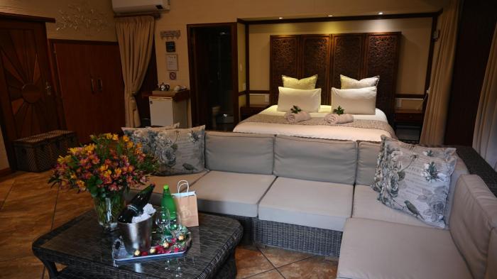 LUXURY EN-SUITE ROOM WITH LOUNGE @ 4 STAR GUEST HOUSE