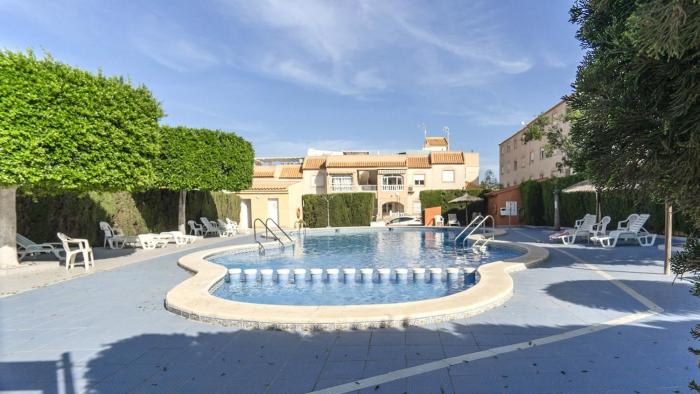 Spacious 1 Bedroom Apartment with salt lake views