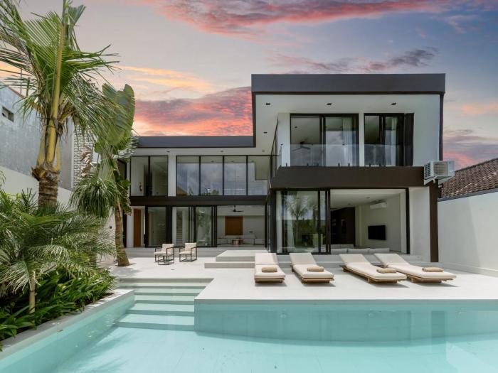 Lux 4BR Indoor Living & Sunken Lounge in Seminyak