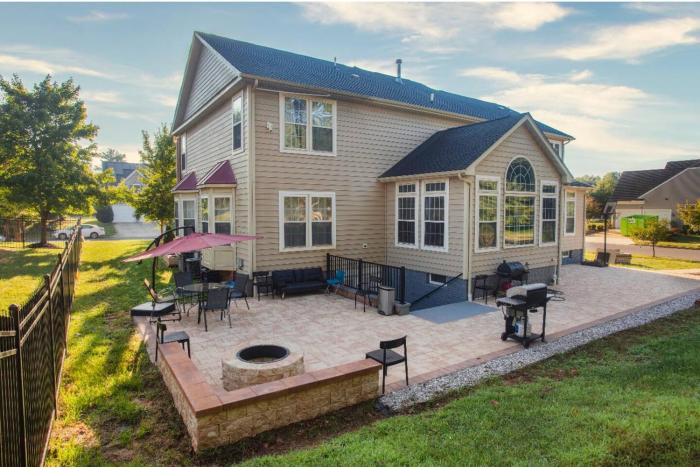 Spacious 7BR Retreat WGym Near DC-Family Friendly