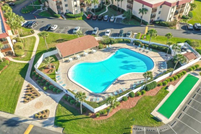 Condo 3rd-floor wfountain views, private balcony & WD, on-site pool & hot tubs