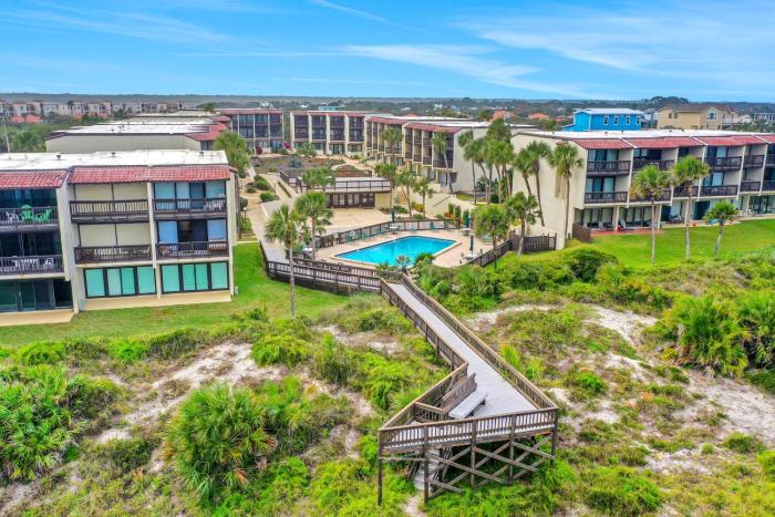 Modern oceanview condo with multiple balconies, pool & WD - beach access