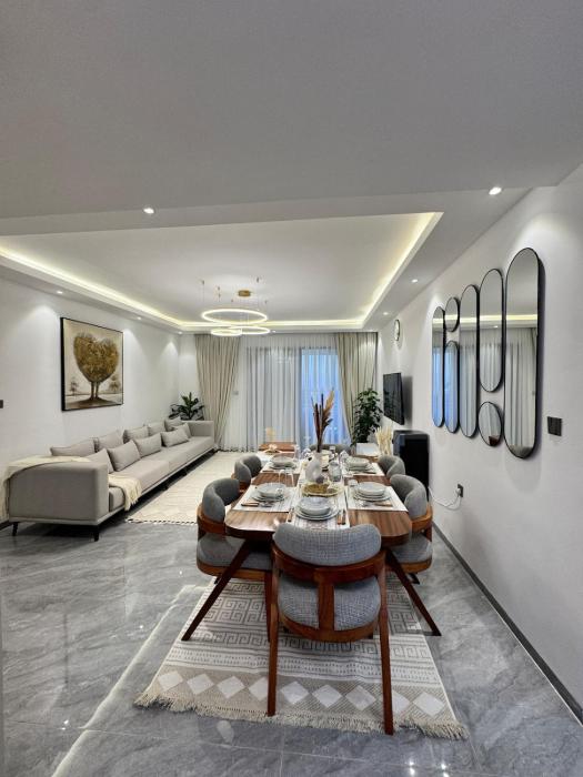 2Bed Heated swimming Pool, Gym, city view, office