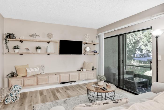 Lovely condo with pools, tennis, central AC, & washerdryer - snowbird-friendly