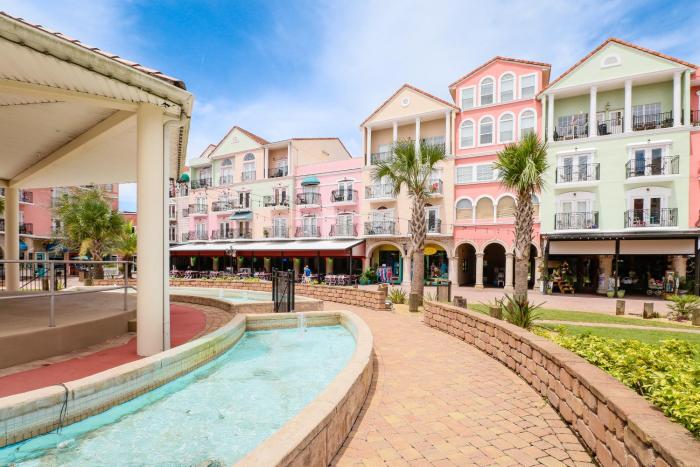 Spacious townhome with shared pool near golf, marinas, & restaurants