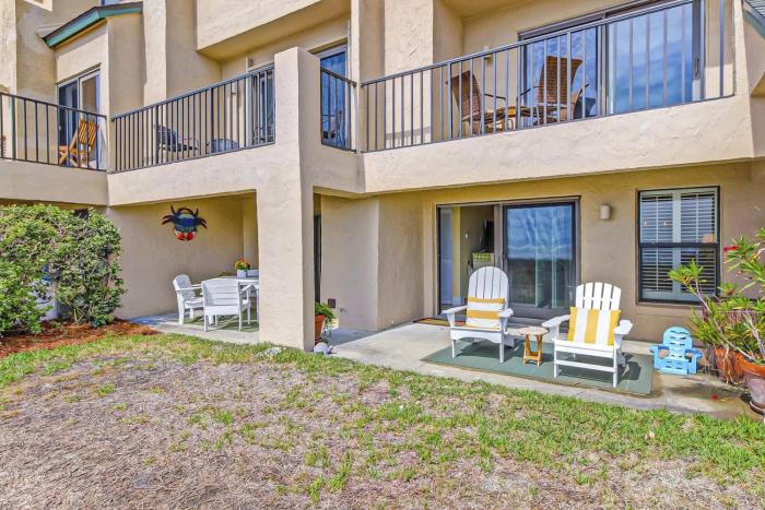 Beachfront condo with outdoor pool, patio & washerdryer - dog-friendly