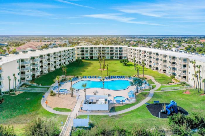 Ground-floor condo next to the tennis courts with 2 pools, sauna, beach access