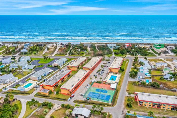 Condo across the street from the beach with pool, tennis, & washerdryer
