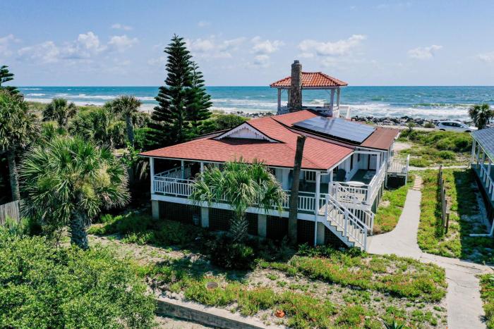 Sunny oceanfront home with balcony, full kitchen, central AC, & washerdryer
