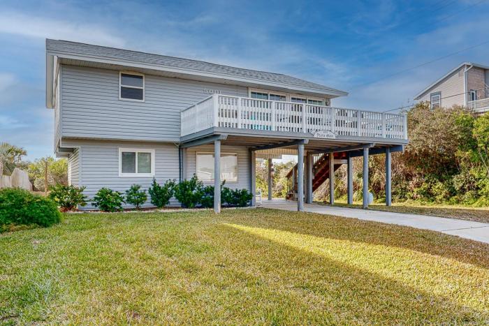 Serene 2-level home with WiFi & deck - walk to beach, 1 dog welcome