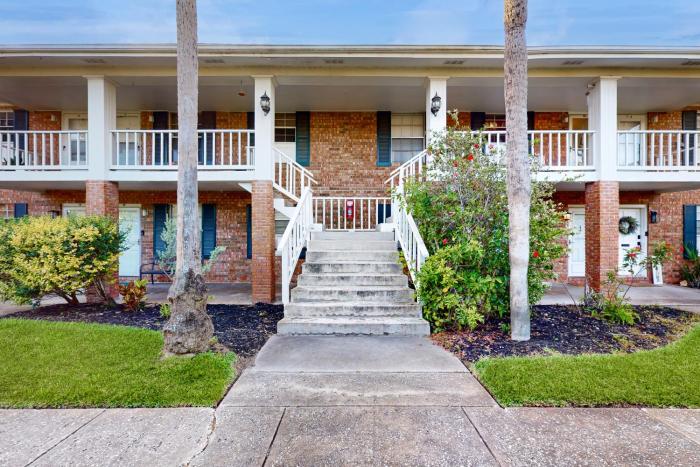 Cozy condo with balcony, walking distance to conch house and WIFI