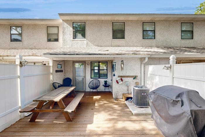 Snowbird-friendly condo with patio, central AC, WD, pool & tennis - near beach