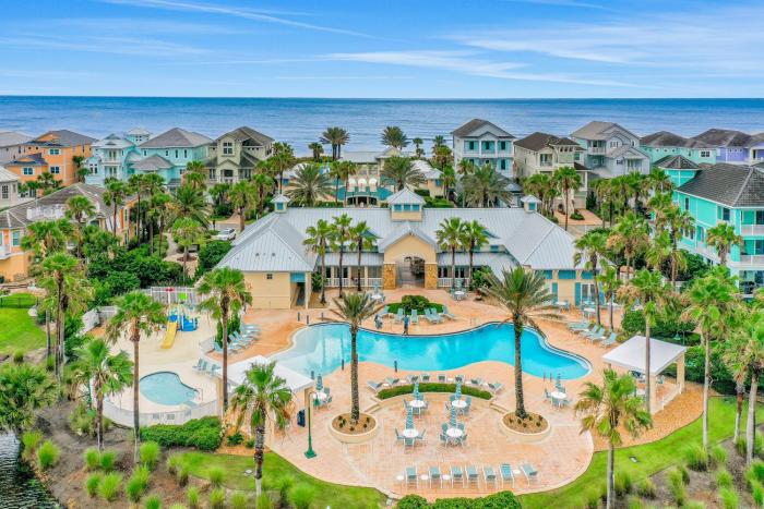 Dog-friendly condo on the golf course with ocean view, pools, gym & beach access