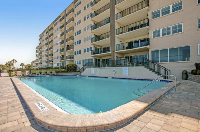 Ocean-view condo with a scenic balcony & WD - pool and beach access