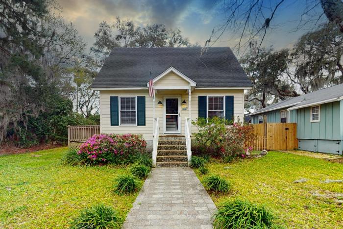 Charming dog-friendly home with deck, golf nearby, full kitchen, & washerdryer