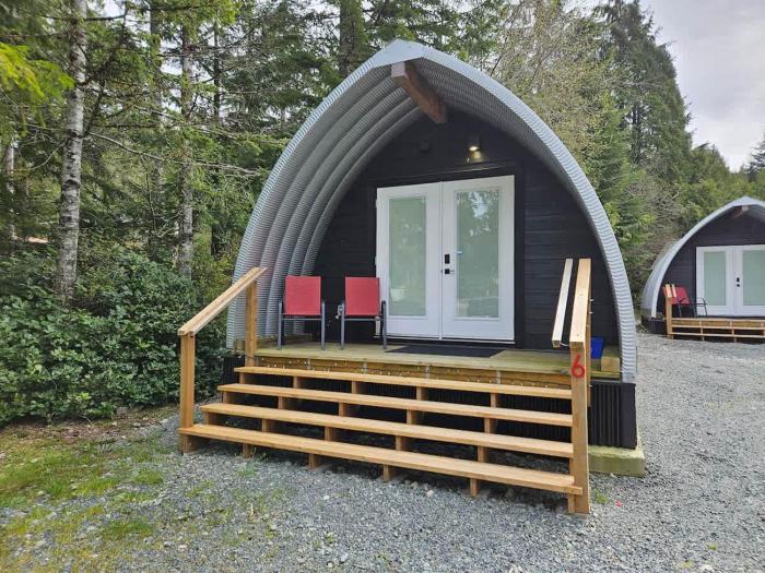 Pet Friendly cozy cabin getaway with Kitchenette and Private Bath