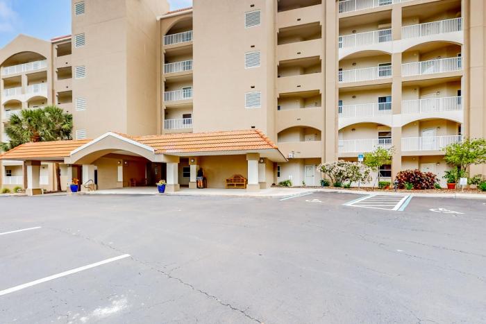 Seaside Serenity: Beachfront Haven in Palm Coast with resort amenities