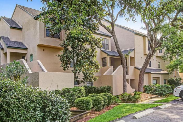 Two-story townhome with fast WiFi & pool - steps from the beach
